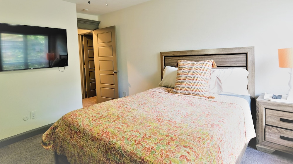 3Bdrm 2Bath 3Beds - 2 Story Condo - Image 3