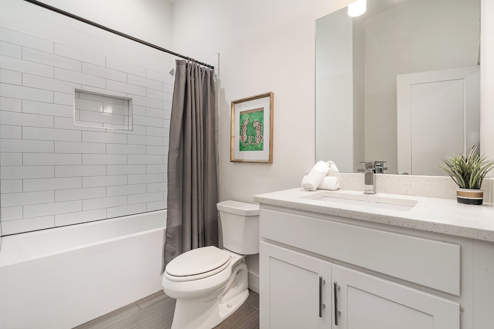 Jade - Private Patio and Balcony - Near Germantown