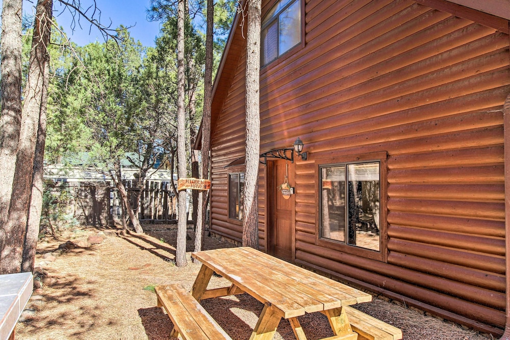2 Mi to Rainbow Lake: Serene 'hidden Haven' Studio view 4