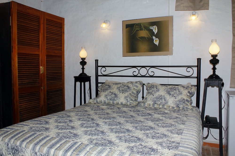 Bed & Sleeping Area