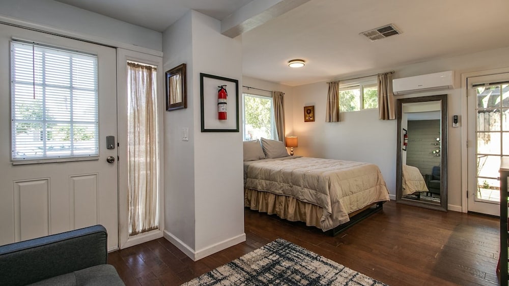 Charming Mid Town Guest House W/private Patio!