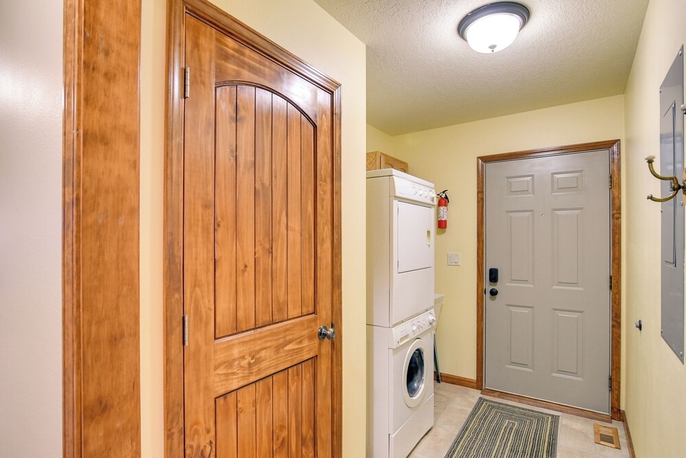 6 Mi to Dtwn Pella: Riverfront Cabin w/ Game Room!