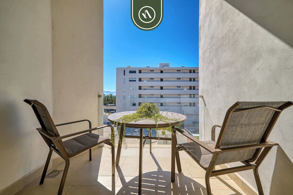 Luxury 2 BR Condo Near Beaches - Pools - Gym