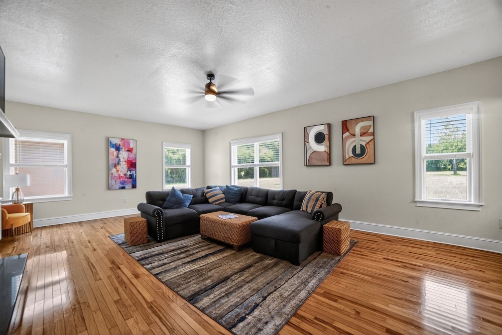Lakeland Oasis Hot Tub, Lanai & Fire Pit 3 Bedroom Home