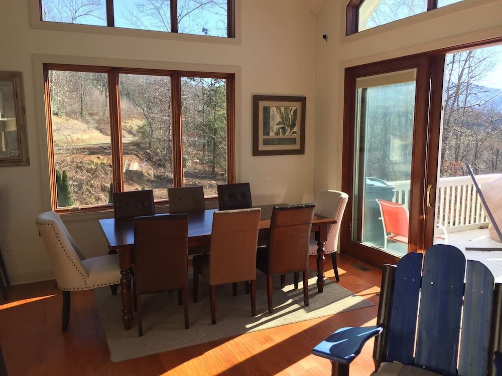 Spectacular 4BR Mountain Home Sleeps 12