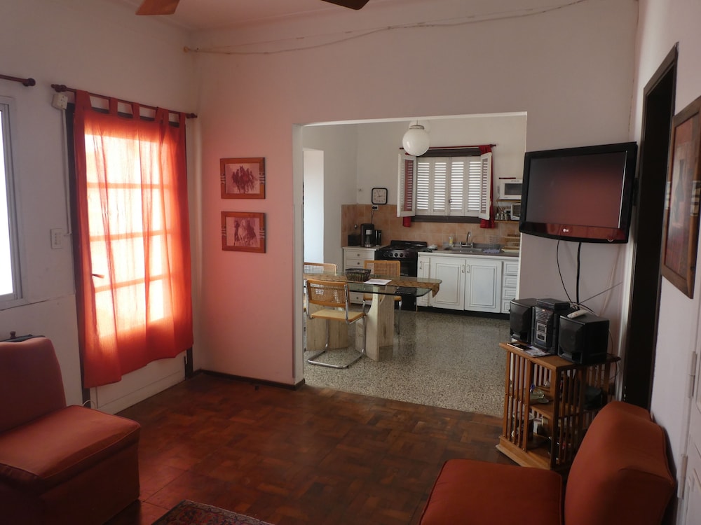 Departamento-casa muy amplio y céntrico.
