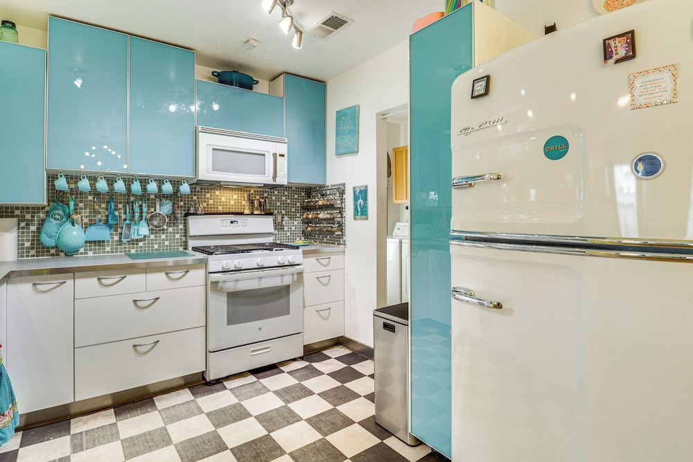 Outdoor Bar & Large Pool: Retro ABQ Retreat!