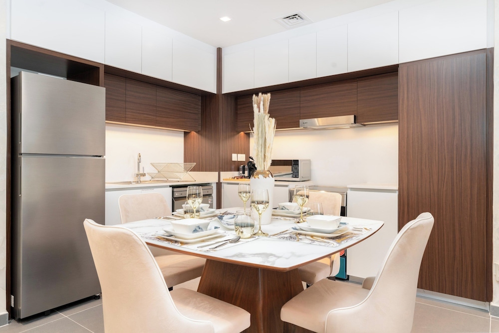 GLOBALSTAY. Creek Edge Tower Apartments