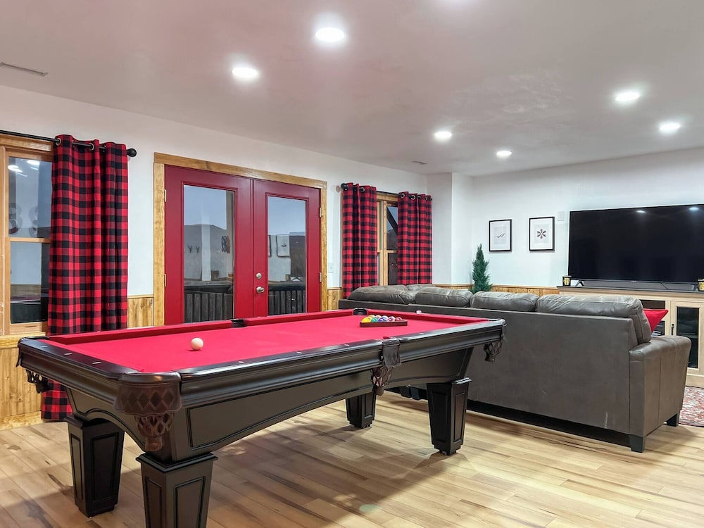 3 Kings 4 Bunks-sleeps 10-smart TV X6-parking out Front-full Kitchen-hot Tub