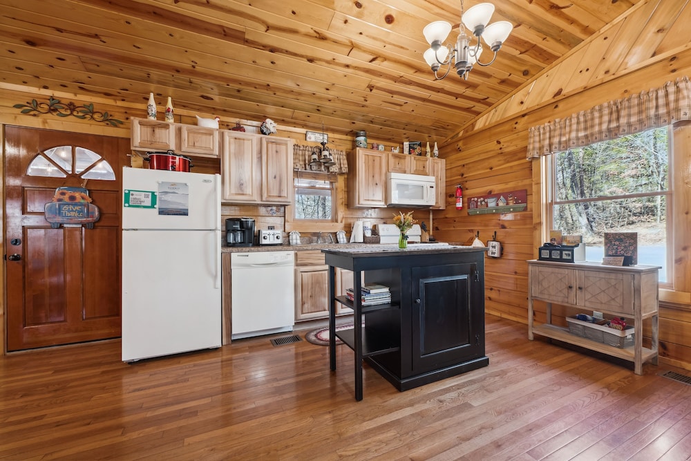 Wildberry Retreat 1 Bedroom Cabin by RedAwning view 4