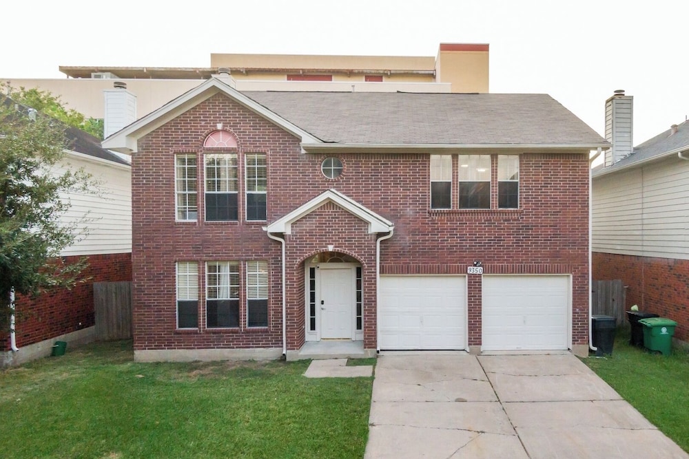 Pet-friendly 3BR Near First Colony Mall