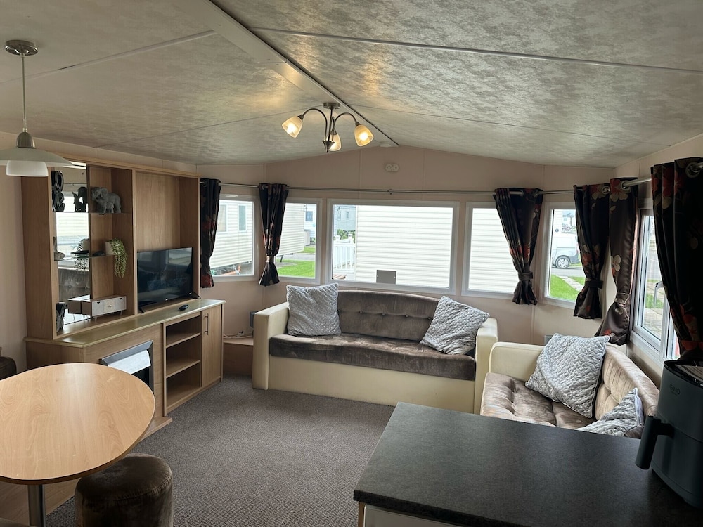 3 Bedroom Caravan - Sleeps 6, Pool & Garden