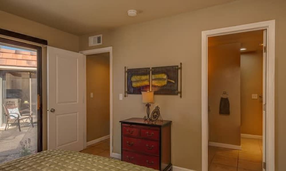 Stylish Condo With Golf Course Views
