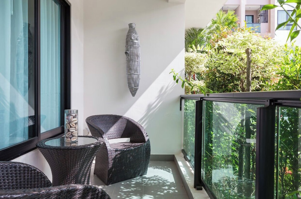 1b 39sqm Apartment Walk to Lovely Naiyang Beach view 2