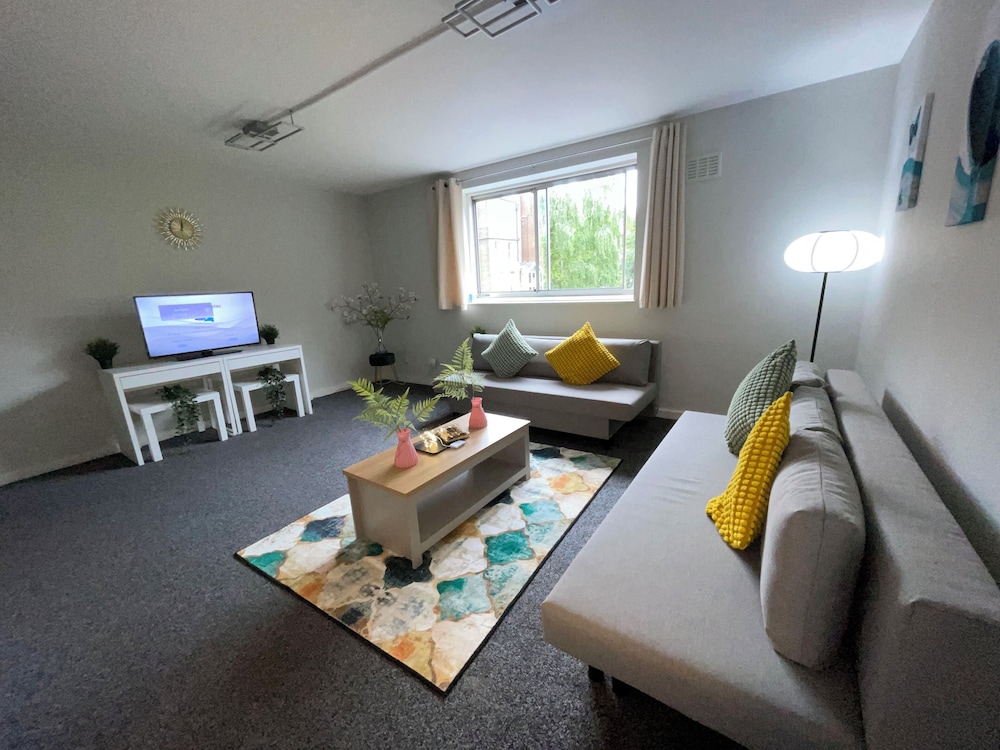 London Luxury Apartment up to 8 Guests