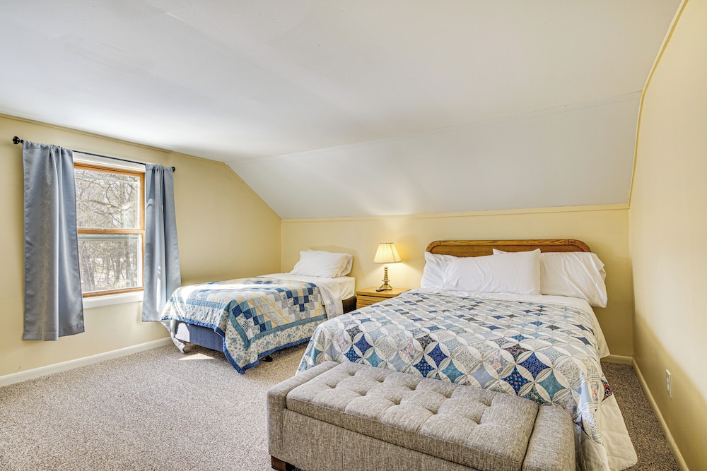 2 Mi to Road America: Pet-friendly Duplex!