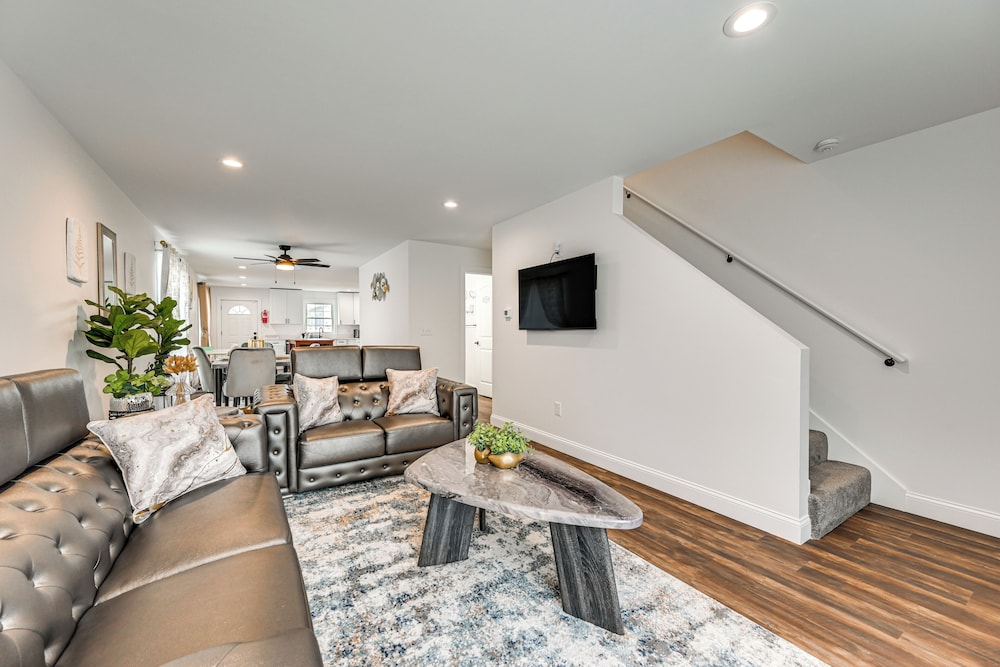 1 Mi to MGM Springfield: Cozy Winter Duplex!