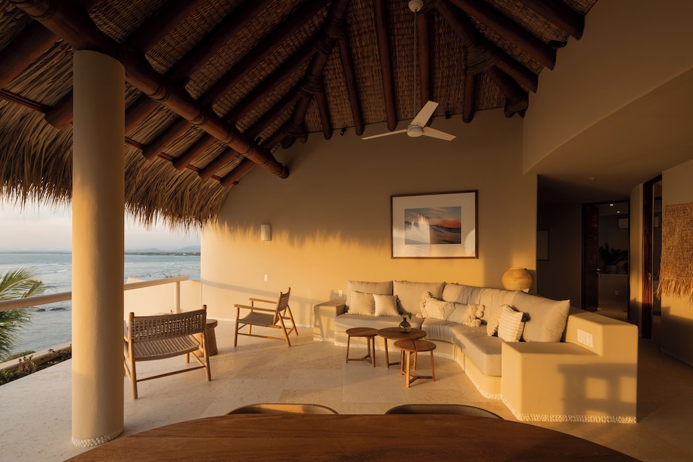 Beachfront Condo Los Panchos 301
