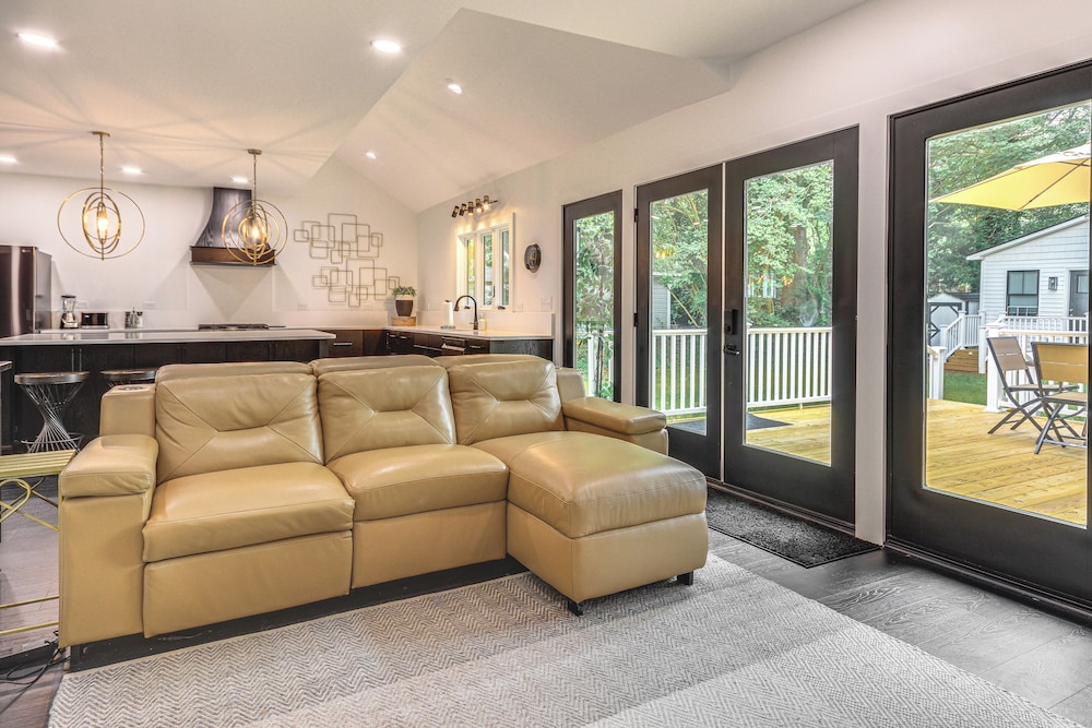 Walk to Uptwn Lexington: Modern Retreat w/ Porch!