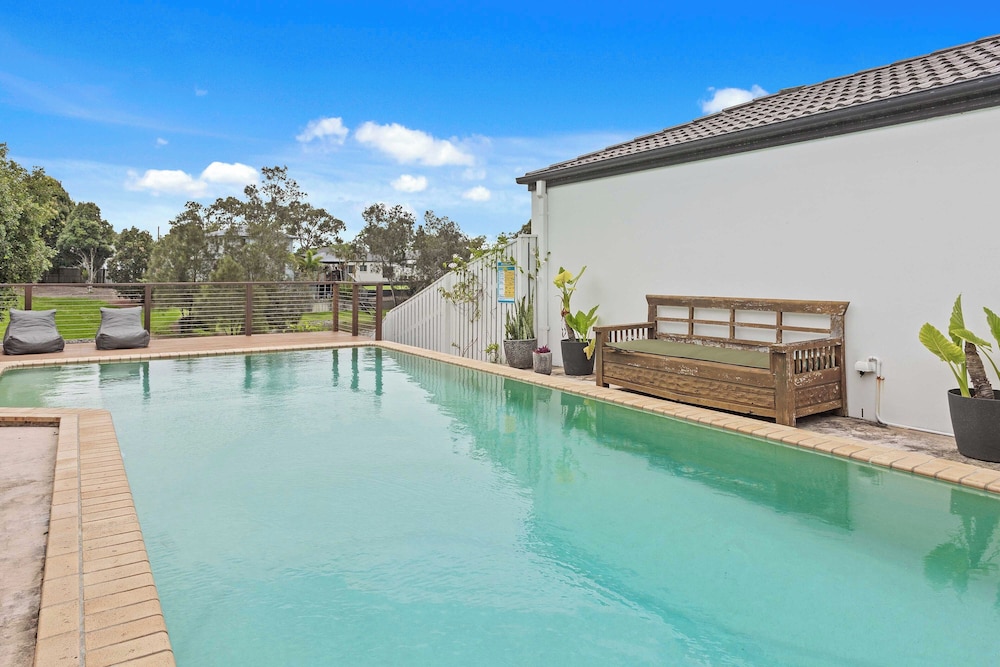Waterfront Canal Escape in Burleigh