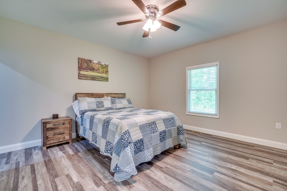 1 Mi to Dtwn Crossville: Spacious Home w/ Patio!