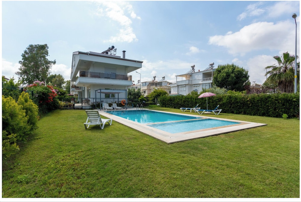 VILLA OLINDA 4 BED with huge garden