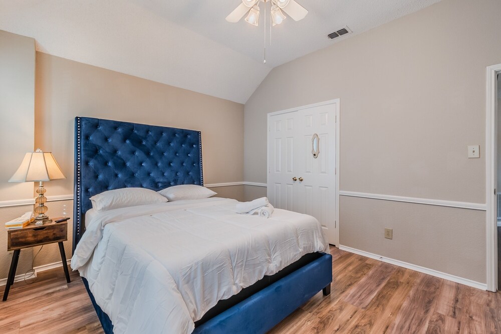 Discount Included! Stunning, Modern, Spacious Getaway Fits Any Group, 2 Game Rooms, Hot Tub 5 Bedroom Home by Redawning - Property Image 34