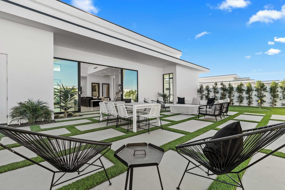 Exclusive Indio Villa Pool, Hot Tub, Putting Green Sleeps 18 Bravo #6