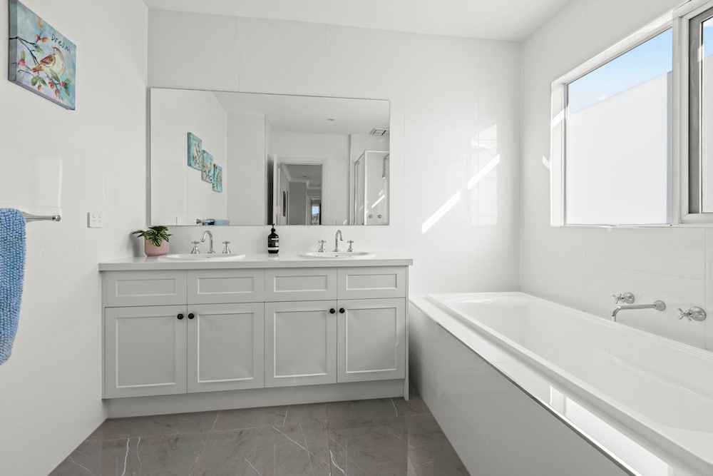StayAU Contemporary 5BRM Families Home Point Cook