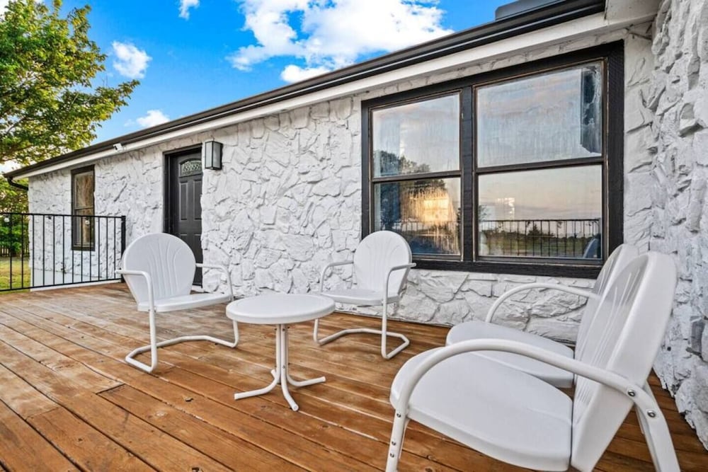 Built for Crews 1-story XL Yard Ample Parking