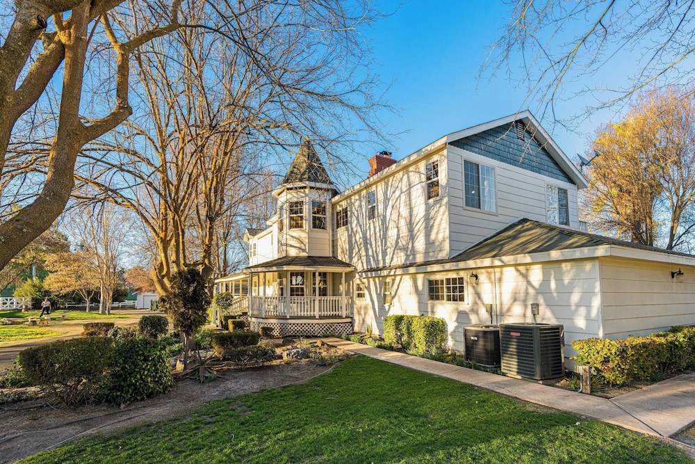 Victorian Manor In Paso Robles Wine Country + Pool, Hot Tub, Firepit, Tennis Court Sleeps 28