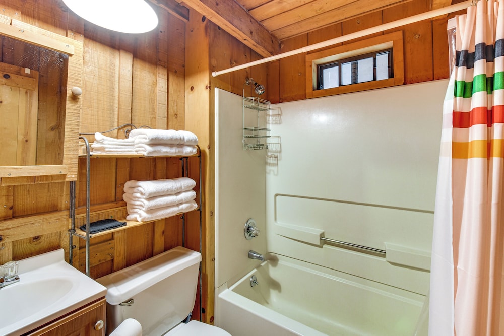 1 Mi to Beach: Lake Rabun Home w/ Carriage House