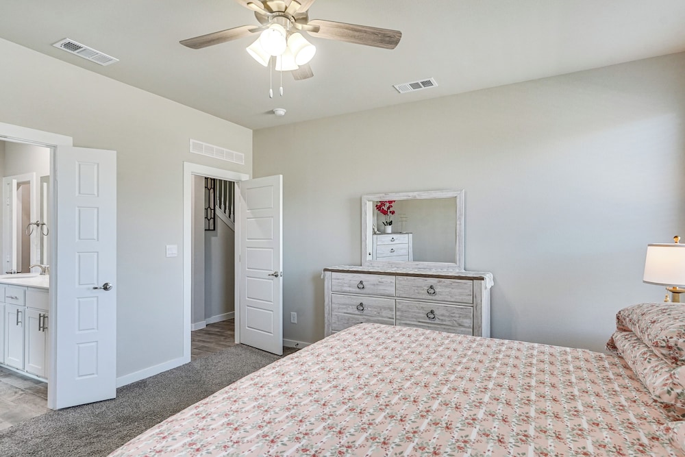 Spacious Family Home w/ Office in Midland-odessa!