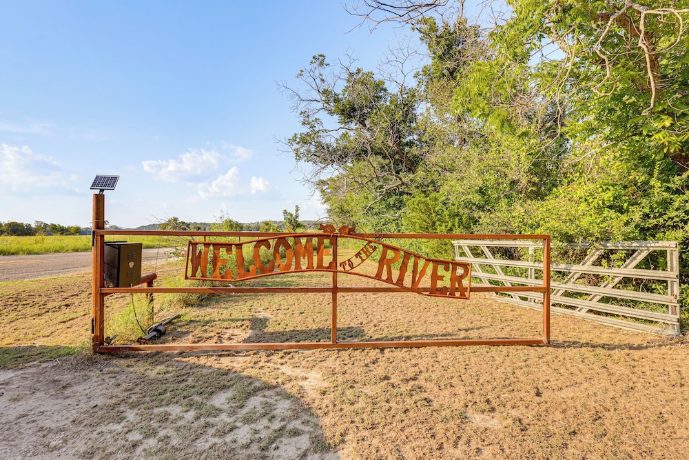 Private Pool: Fun Riverfront Retreat in Hamilton!