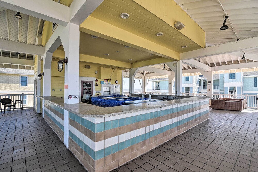 Walk to Beach: Condo w/ Bay View in Galveston