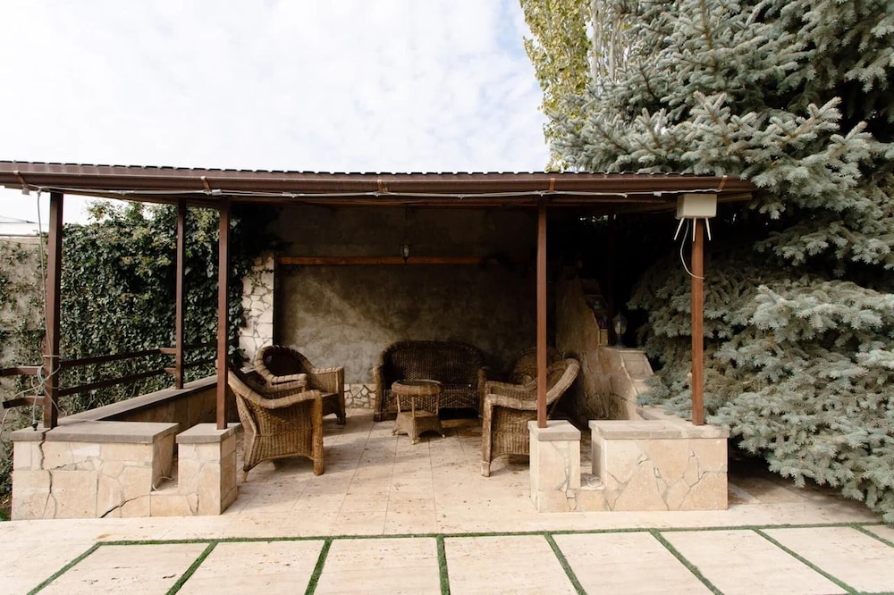 4 Bed Villa Estate Sleeps 7 - Pool, Garden, Sauna