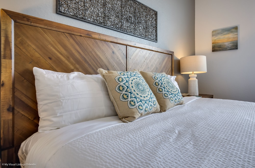Santiago's Corner Ventura 3 Bedroom Condo by RedAwning