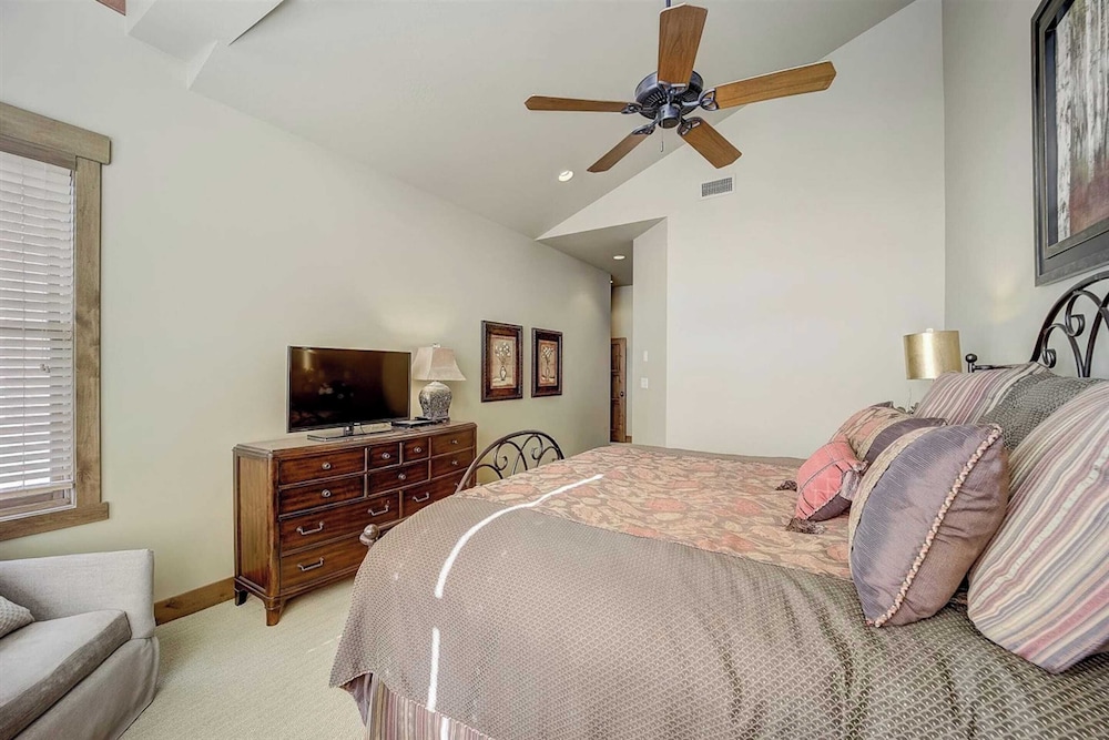 2 Condos Ski-in/ski-out at Deer Valley + Hot Tubs Mont Cervin by Avantstay