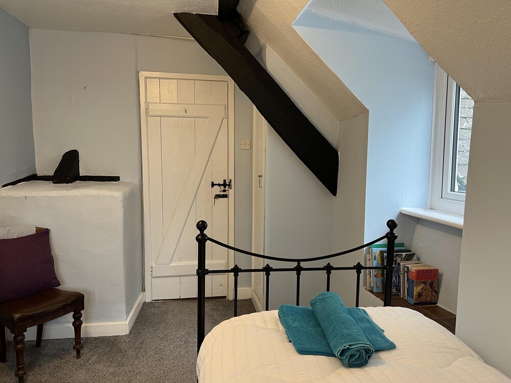 Traditional 3-bed Cottage, Log Burner & Sea Views! view 5