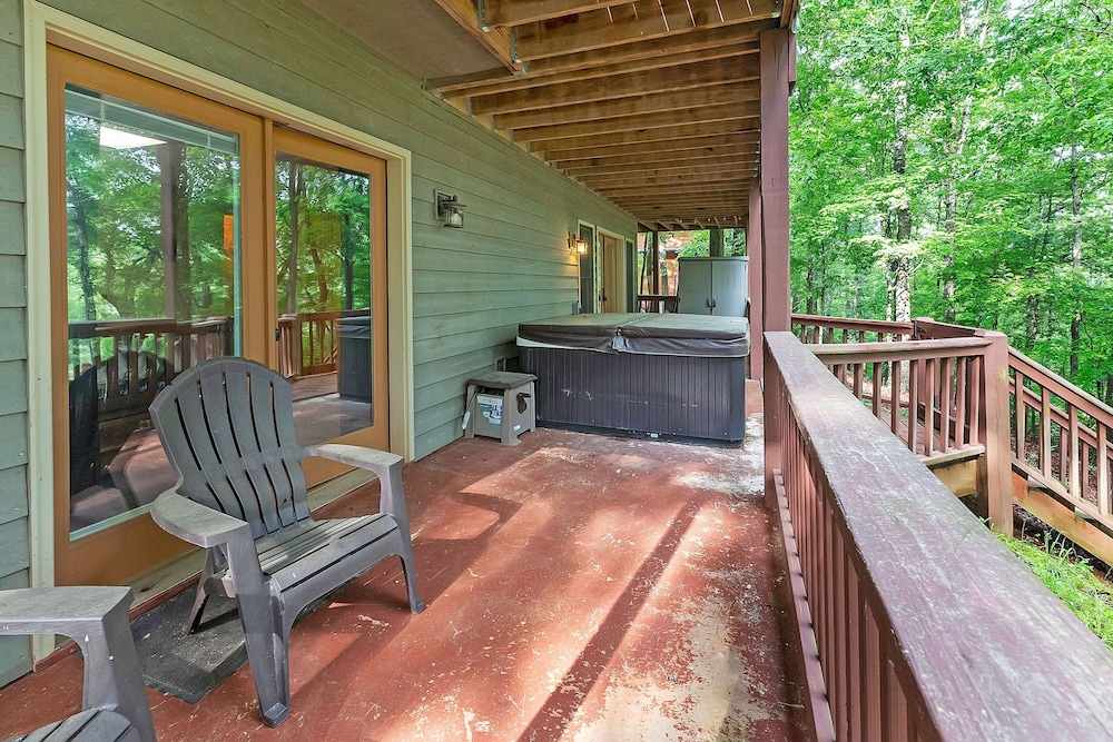 Mountain Getaway With Hot Tub & Game Room 4 Bedroom Cabin