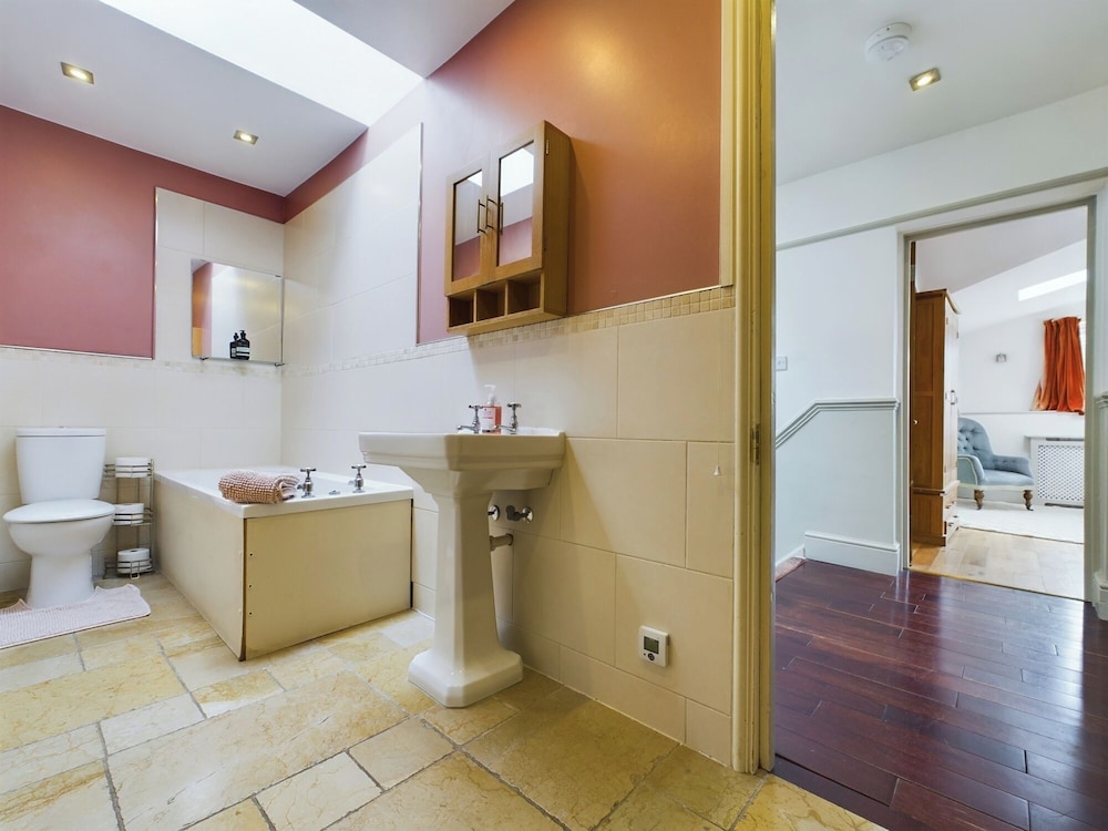 Country House-14guests-parking-hottub-amazingviews