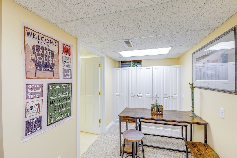Walk to Happy's Inn & Lake Access: Libby Apartment