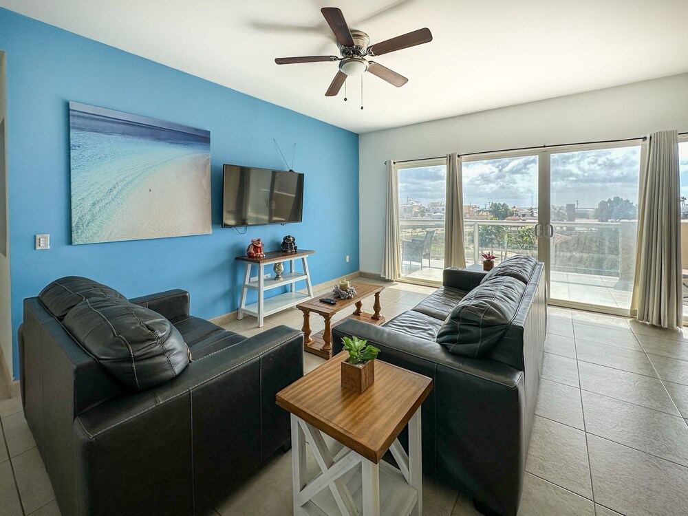 Admire Sea View From a Stunning Condo