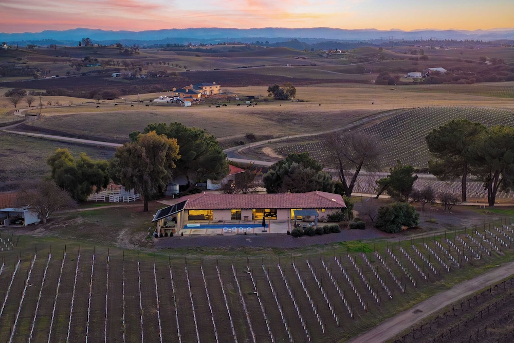 Private Pool, Firepit & Wine Room Near Top Paso Wineries Devi Ranch