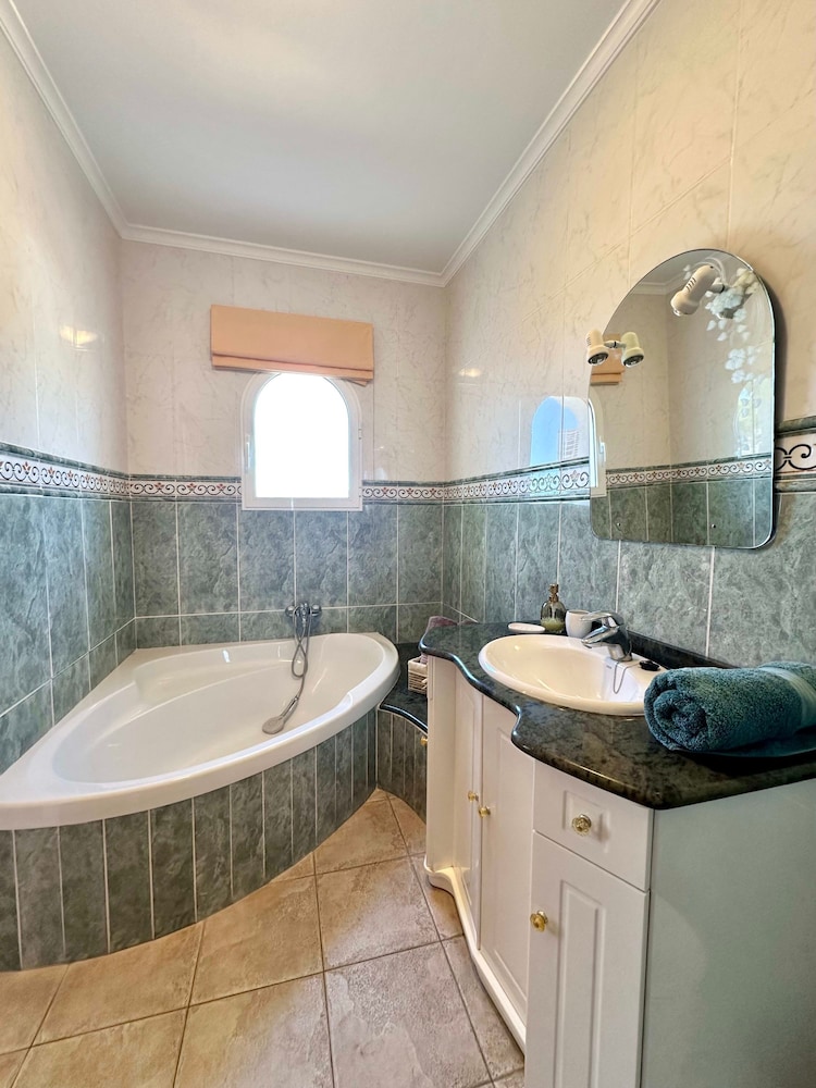 3 Bedroom Villa Walking Distance to Moraira