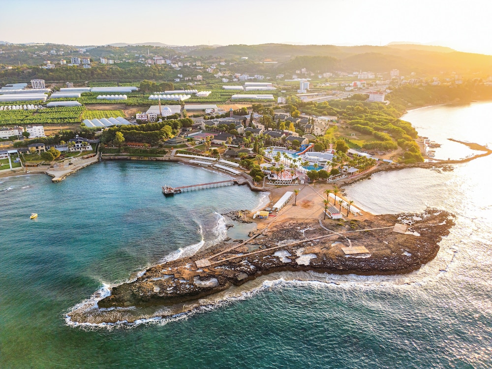 Hotel Oz Hotels İncekum Beach Resort - Image 1