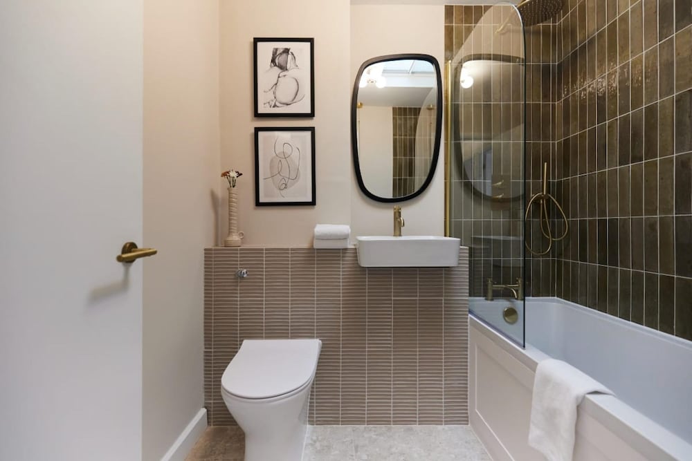 The Hyde Park Hideout - Beckoning 2bdr Flat