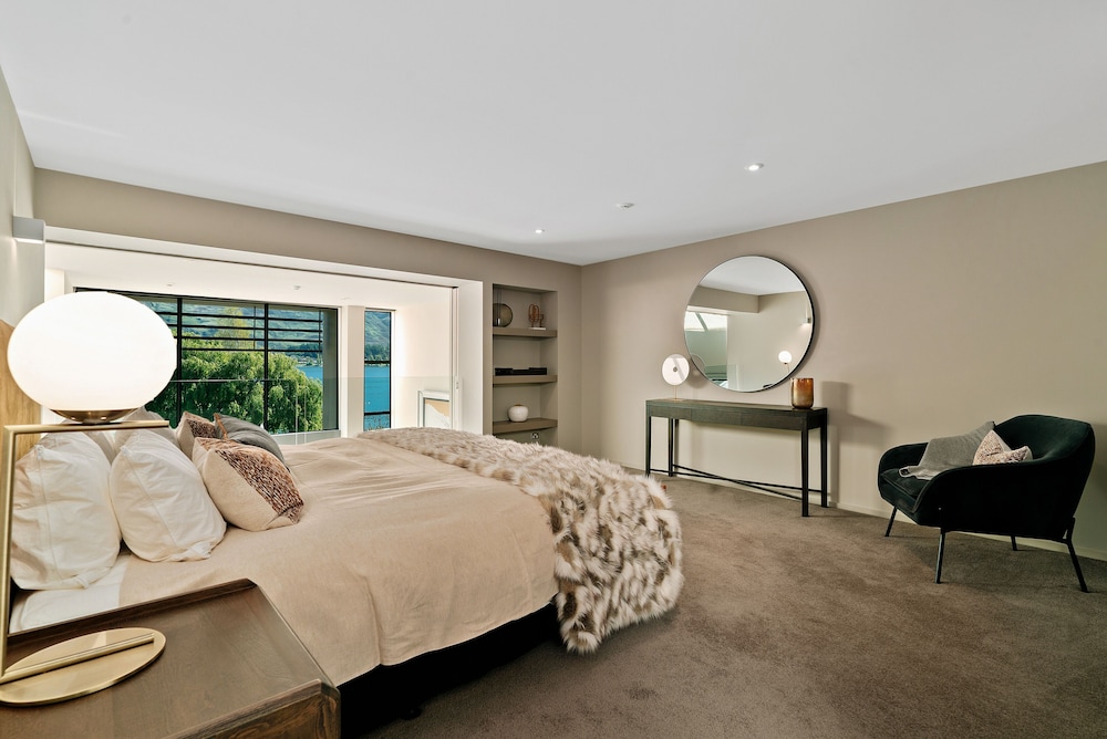 Release Wanaka - Lake Edge view 2