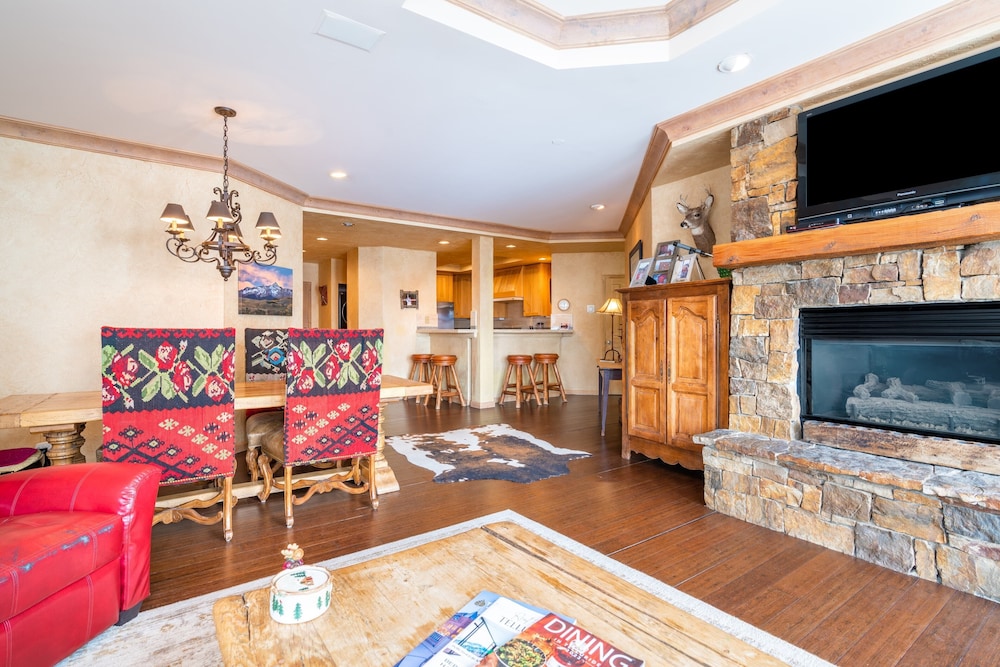Centrum 302 by Avantstay Gorgeous Condo w/ Great Views & Steps Away From Ski Runs! view 3