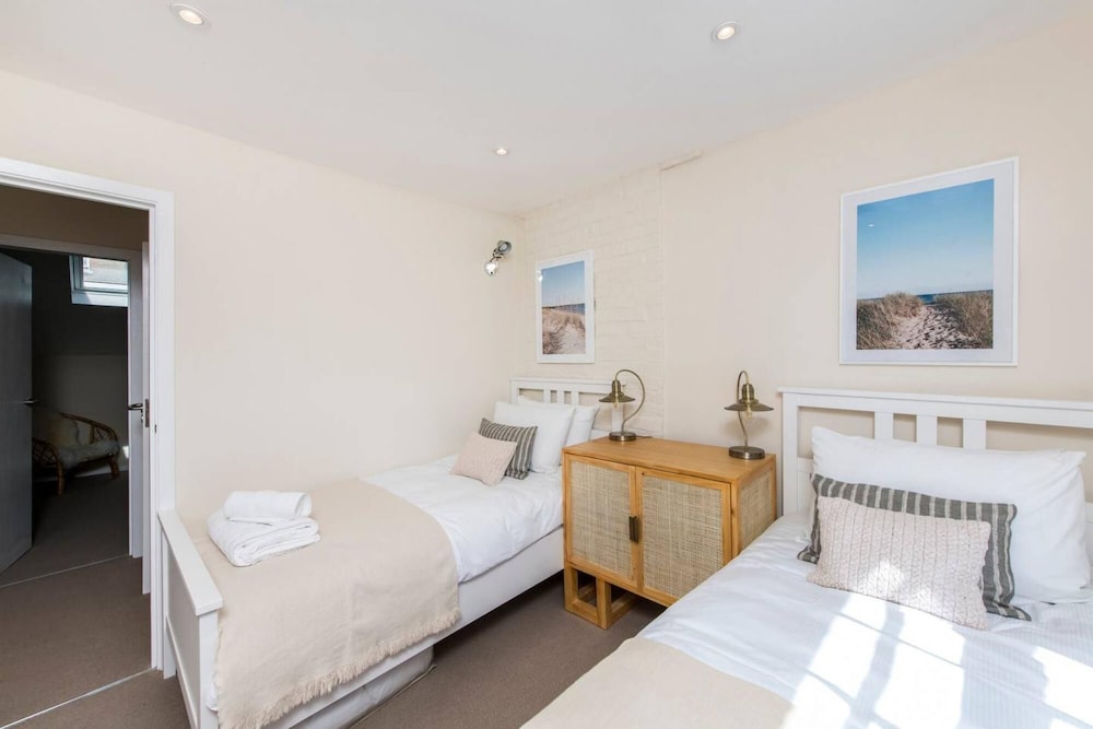 Divine 3 Bed Mews-house Battersea